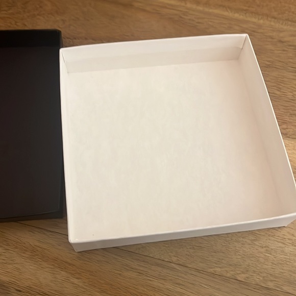 Set of Saks Fifth Avenue box and bags - Picture 3 of 7